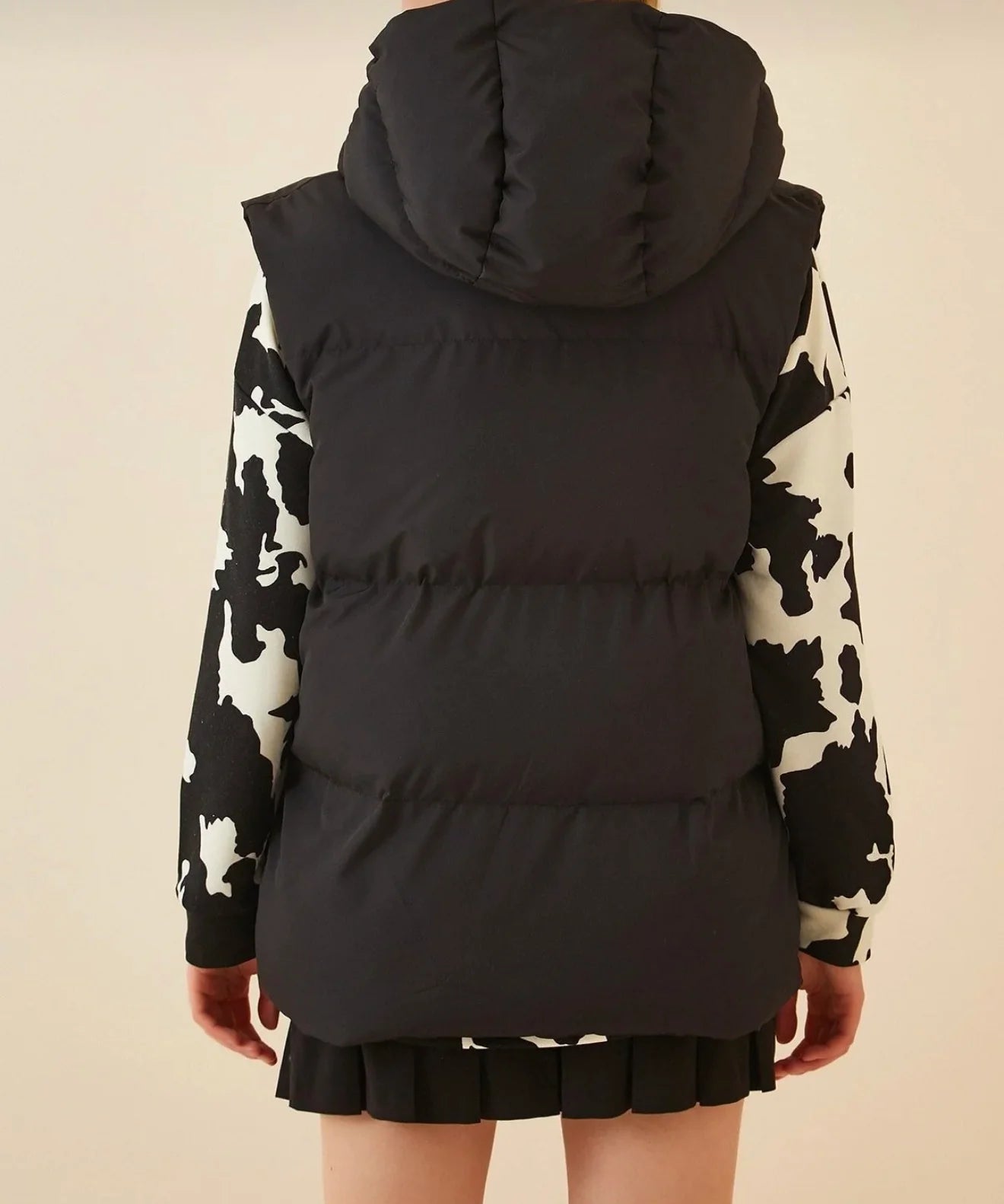 Oversize black puffer vest