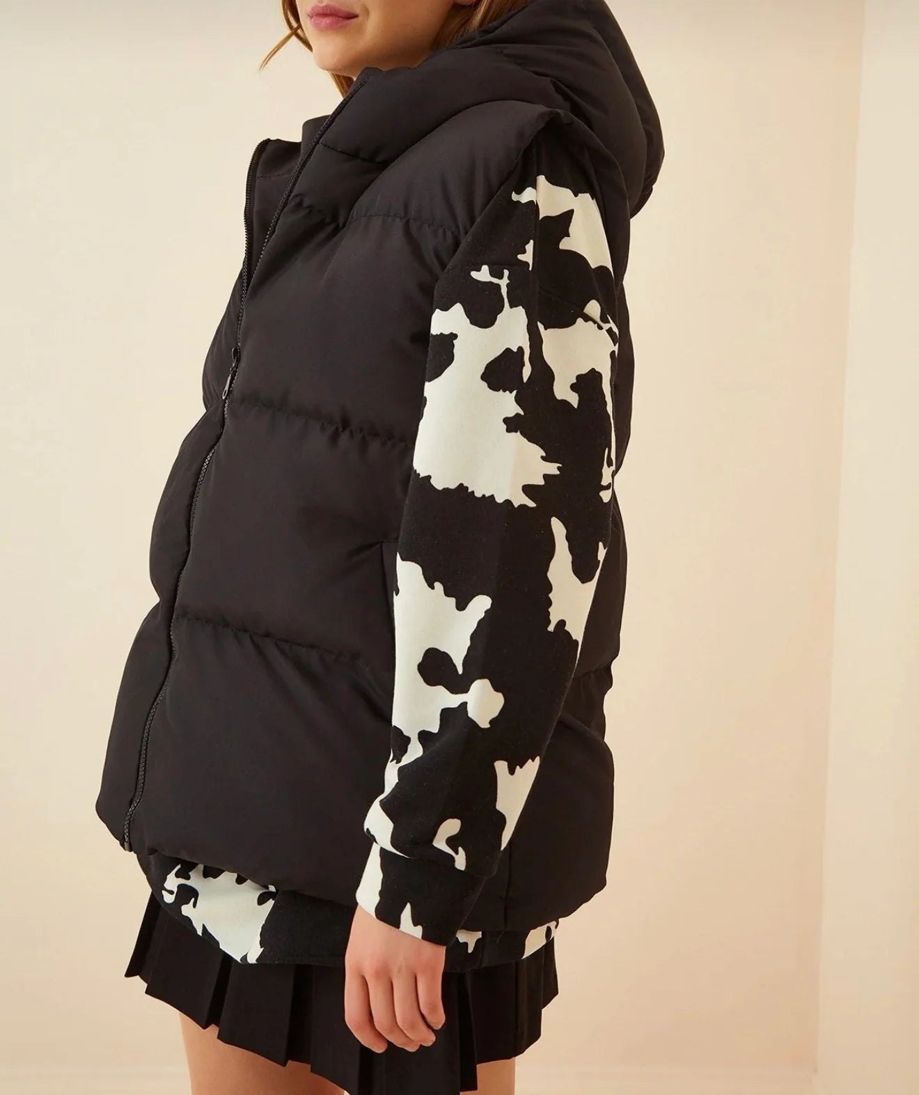 Oversize black puffer vest