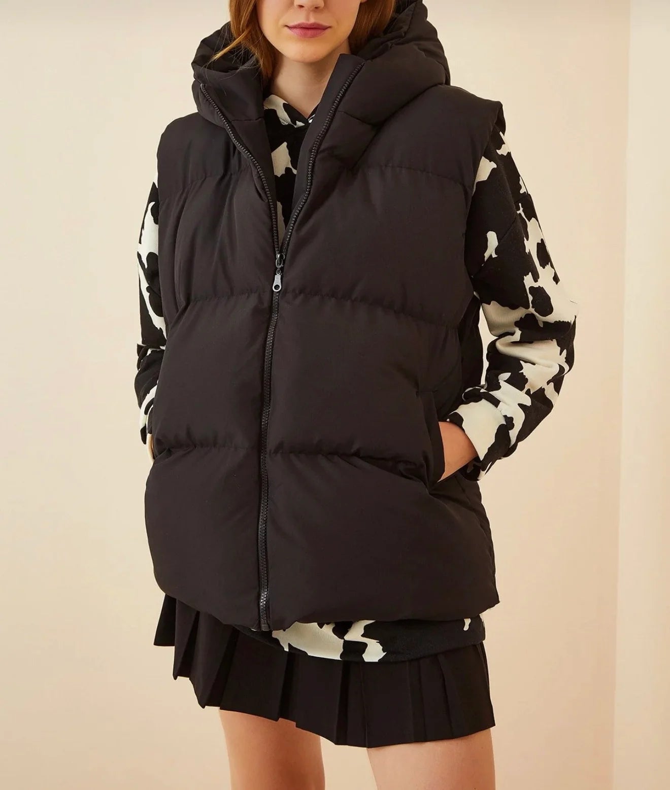 Oversize black puffer vest